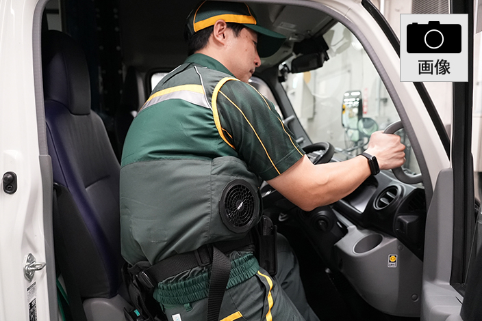 トラックで集配するセールスドライバーが着用している様子