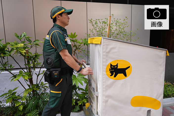 台車で集配するセールスドライバーが着用している様子