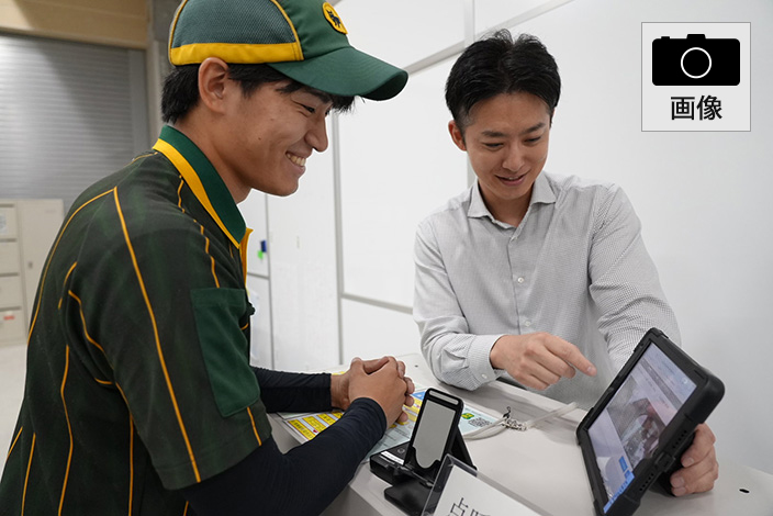 運転日報と映像を確認しながら乗務後点呼を行っている様子